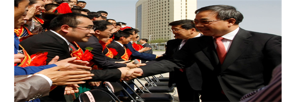 中央政治局委員、國(guó)務(wù)員副總理胡春華（時(shí)任內(nèi)蒙古自治區(qū)黨委書(shū)記）國(guó)家民委會(huì)主任、黨主書(shū)記巴特爾親切接見(jiàn)自治區(qū)五四青年獎(jiǎng)?wù)芦@得者趙智強(qiáng)等